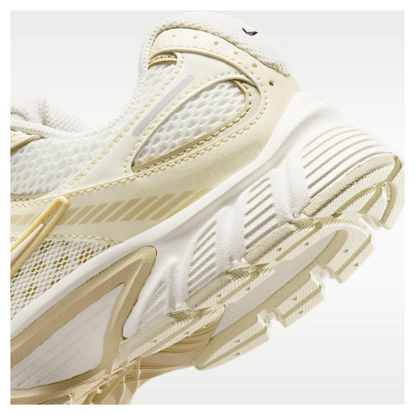 Кросівки жінки Nike V5 Rnr Se Beige (IO0464-101)